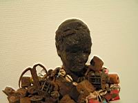Sculpture vodou Fon, Benin, bois, cadenas, cles, fers noirs, tissus, matieres sacrificielles (2)